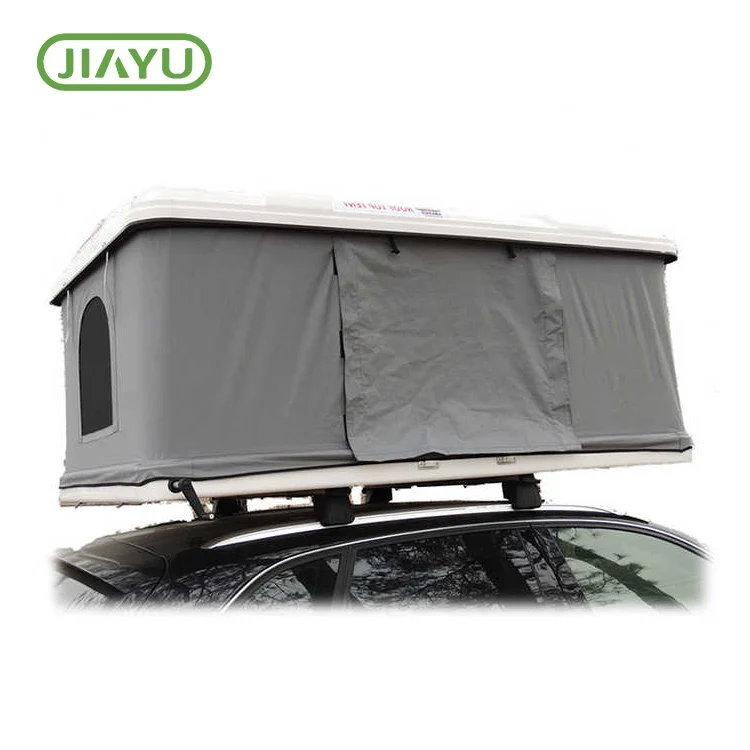 Tenda atap mobil yang berkemah